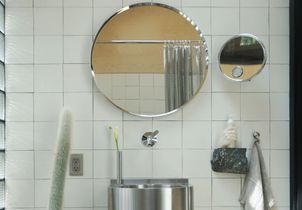 Dans les collines de Los Angeles, un bungalow blanc réveillé par le chrome et le vintage