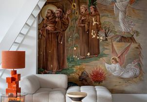 La chapelle d’un ancien monastère transformée en intérieur design ultra coloré et mystique
