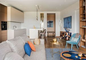 Un appartement moderne asymétrique devenu élégant et féminin