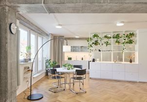 Un appartement sans mur et sans porte baigné de lumière