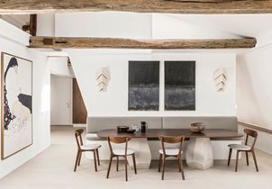 Un appartement sous les toits mué en nid douillet par deux collectionneurs d'œuvres d'art