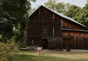 Une ancienne ferme florale se mue en maison de famille avec atelier-galerie