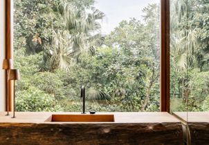 Une maison-cabane perchée dans la forêt brésilienne