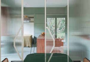 Une villa moderniste repensée pour accueillir une grande famille