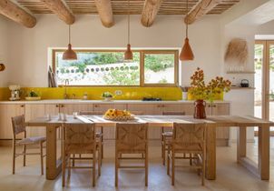 Vers Aix-en-Provence, une ancienne bergerie se réinvente en cocon apaisant et solaire