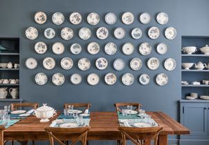 Les assiettes décoratives s'accrochent dans toute la maison