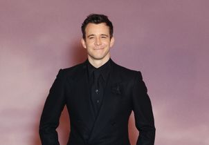 « Bridgerton » : qui est Luke Thompson, l'acteur franco-britannique qui incarne Benedict