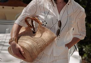 Ce panier en raphia et anse en bambou est le plus vendu du moment chez Vanessa Bruno