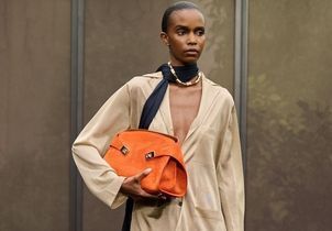 Cet accessoire qu’on pensait réservé à l’hiver s’invite de manière inattendue dans nos silhouettes ensoleillées
