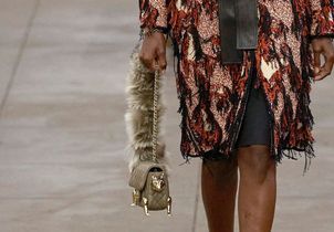 Chanel dévoile un « écureuil-bag » : l’accessoire farfelu mais chic du défilé Métiers d’Arts