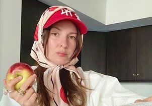 En forme de caisse de pommes, ce sac trompe-l'œil signé Moschino fait le buzz sur les réseaux sociaux
