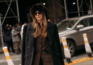 Exit la cagoule et le bonnet, la chapka s’impose comme l’accessoire star de l’hiver