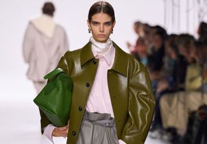 Pourquoi le sac vert va remplacer le classique sac noir ce printemps 