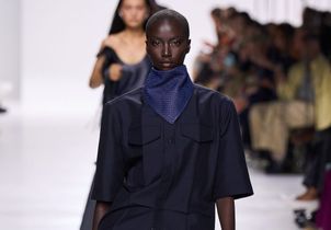 Repérée sur les podiums, cette façon de porter son bandana sera partout en 2026 