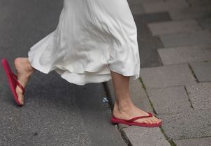 Cette saison, les Parisiennes ne jureront que par cette sandale simple et colorée