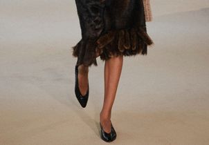 Les ballerines à col V seront l’obsession chaussure du printemps 