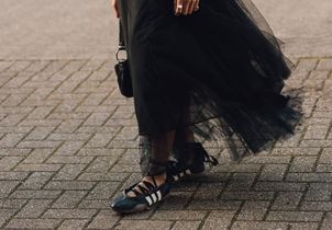 Mi ballerine, mi basket, cette chaussure controversée voit son nombre de recherches bondir de +483 %