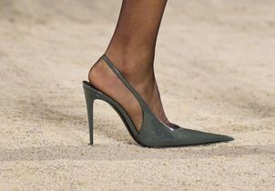 Oubliez le noir, voici la teinte intello chic qui habille les escarpins cet hiver 