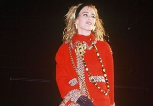 Cette silhouette culte des années 90 devient la nouvelle inspiration mode des fêtes de fin d’année