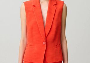 Cette veste de tailleur colorée et sans manches est la plus vendue du printemps chez Claudie Pierlot
