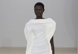 Comment porter le blanc, couleur Pantone 2026 : les bonnes idées repérées sur les défilés