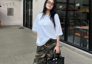 Le bermuda camouflage est partout cet été : 10 idées de looks pour le porter avec style