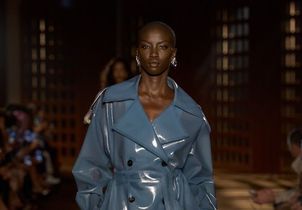 Le latex revient : pourquoi cette matière sulfureuse nous fait de nouveau envie 