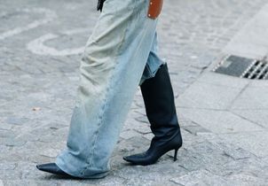 One-side boot tuck : les filles stylées ne jurent que par cette façon de porter leurs bottes cet hiver