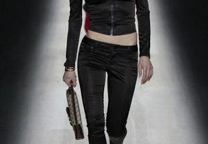 Pour son premier défilé Gucci, Demna crée la surprise en relançant le skinny taille basse 