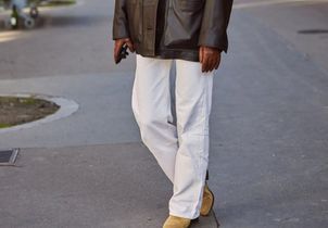 5 façons de porter le jean blanc en hiver selon les Parisiennes