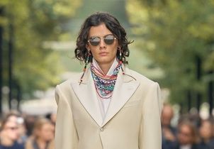 Colorées, maxi… Voici les bijoux fantaisies que l’on va adorer porter avec un t-shirt ce printemps