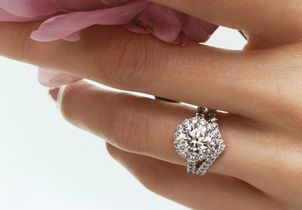 Comment choisir sa bague de fiançailles ? Le guide pour trouver celle qui vous ressemble