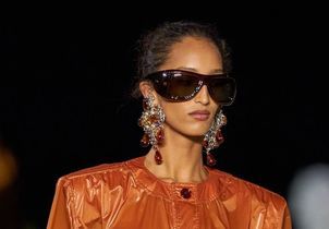 Imposantes, audacieuses et résolument glamour : pourquoi ces boucles d’oreilles s’annoncent comme l’accessoire star de la saison ?