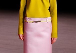 Du dressing de Carolyn Bessette aux podiums : cette jupe des années 90 sera partout au printemps prochain