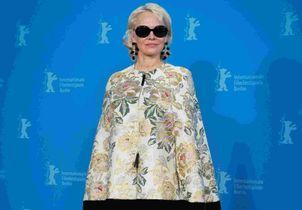 À 58 ans, Pamela Anderson sublime la robe courte avec une cape spectaculaire à Berlin 