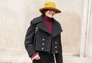 À la Fashion Week, Ines de la Fressange modernise le caban et prouve qu’il n’a rien perdu de son charme d’antan