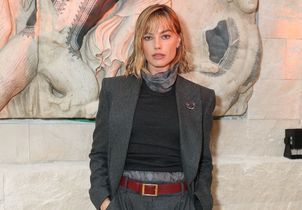  À Milan, Margot Robbie impose le costume gris superposé qui donne instantanément de l’allure