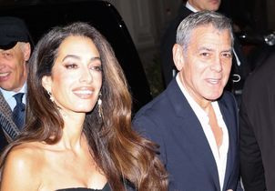 Amal Clooney fait sensation dans une longue robe bustier à traîne et volants lors d’une soirée des JO 2026