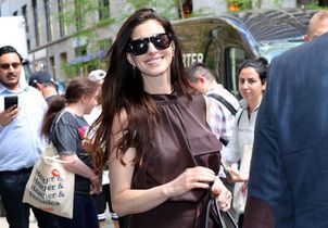 Anne Hathaway prouve qu’une robe nuisette gagne tout à être portée avec les « mauvaises » chaussures