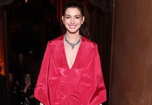 Anne Hathaway recrée l’allure iconique de Miranda Priestly dans une robe Valentino spectaculaire