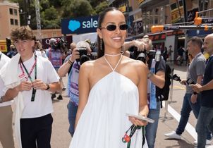 Au Grand Prix de Monaco, Alexandra Leclerc confirme la robe blanche comme pièce phare de la saison