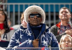 Aux JO d’hiver 2026, Snoop Dogg vole la vedette avec des looks spectaculaires
