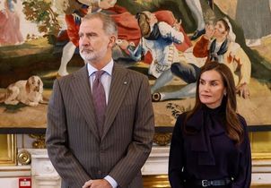 Blouse col lavallière, pantalon de costume et derbies : Letizia d’Espagne renoue avec ses classiques favoris de l’automne