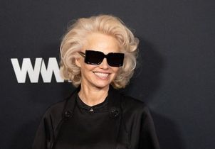 Brushing glamour et lunettes XXL : Pamela Anderson se transforme en diva hollywoodienne