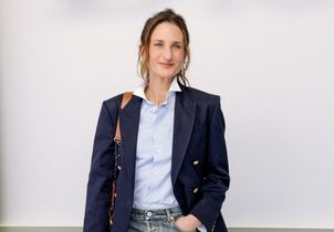 Camille Cottin remet au goût du jour la mini-jupe en denim délavé au défilé Dior