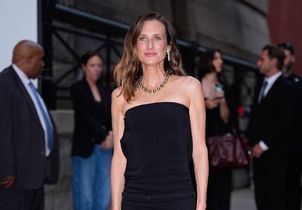 Camille Cottin sublime la petite robe noire en version asymétrique à New York