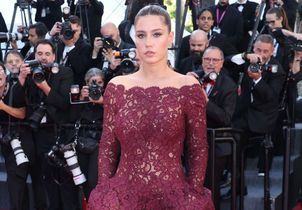 Cannes 2026 : Adèle Exarchopoulos défie le dress code du Festival dans une robe en dentelle renversante
