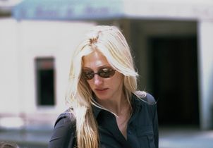 Carolyn Bessette Kennedy : comment reproduire son style minimaliste culte des années 90 ?