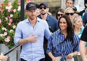 Chemise rayée et jean crème : Meghan Markle mise sur un look casual parfaitement maîtrisé