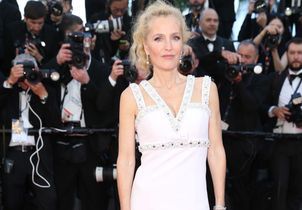 Cheveux relevés, robe au décolleté asymétrique… à Cannes, Gillian Anderson mise sur un glamour sculptural  